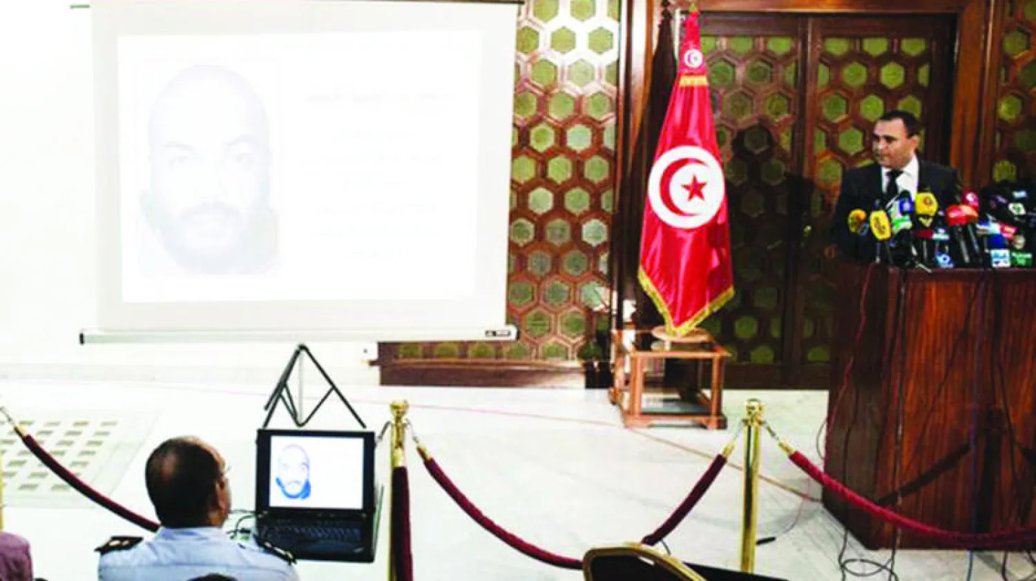 بوبكر الحكيم غادر تونس إلى ليبيا بعد اغتيال الناشط محمد البراهمي في 25 يوليو 2013 حيث أقام بالمنطقة نفسها في العاصمة الفرنسية التي سكن فيها الأخوان كواشي ورجحت المصادر انتماءهم إلى شبكة «بيت شومو» التي نفذت هجمات باريس (نيويورك تايمز)