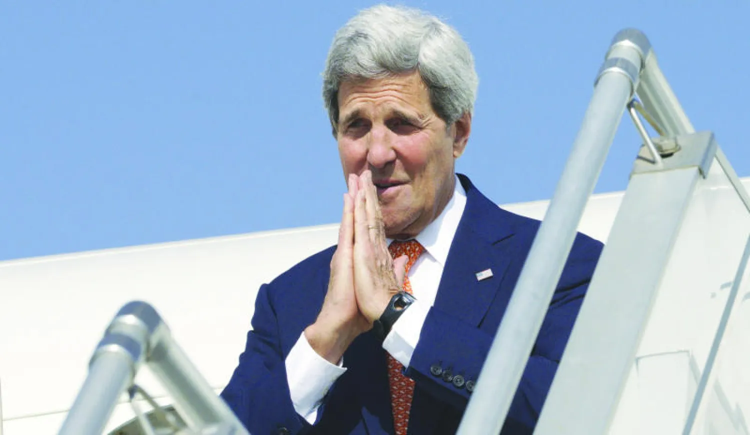 وزير الخارجية الأميركي جون كيري يغادر مطار أحمد آباد في طريقه  إلى العاصمة إسلام آباد سيتوجه بعد ذلك إلى العاصمة باريس (أ.ف.ب)