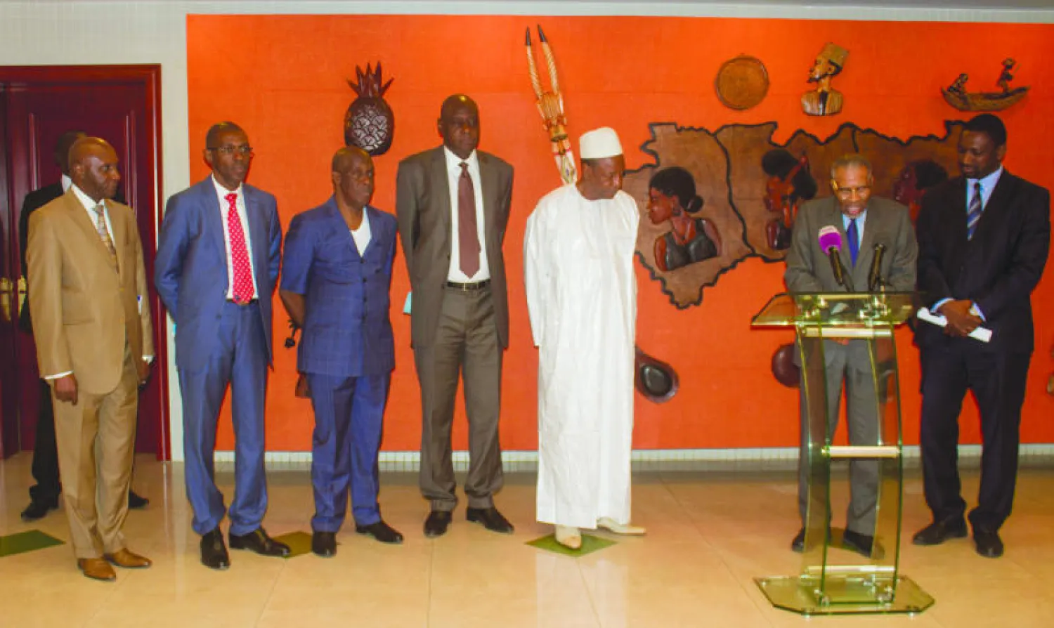 رئيس البنك الإسلامي للتنمية أحمد محمد علي رفقة وزراء الدول المتضررة من «إيبولا» في كوناكري أمس («الشرق الأوسط»)