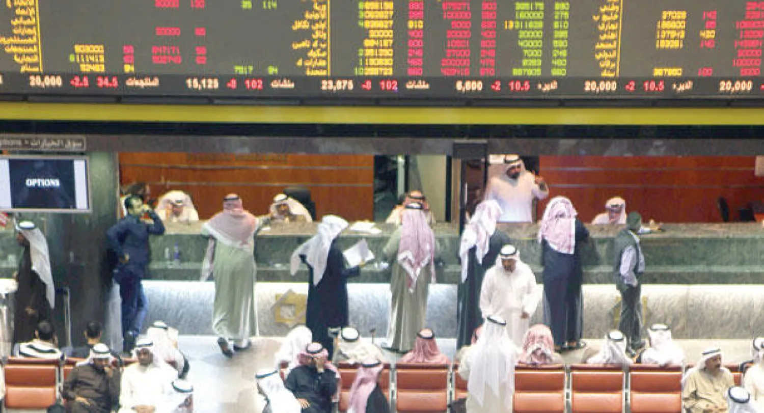 جانب من نشاط سوق الأسهم في سوق الكويت للأوراق المالية (أ.ف.ب)