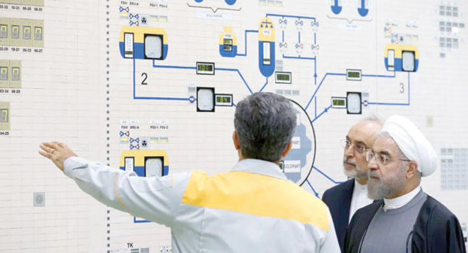 صورة نشرها الموقع الرسمي للرئيس الإيراني حسن روحاني وهو يستمع إلى شرح من أحد المهندسين خلال زيارته أمس إلى مجمع بوشهر للطاقة الكهرونووية يرافقه المسؤول عن البرنامج النووي الإيراني علي أكبر صالحي.. يذكر أنه لم يسمح للصحافيين بمرافقة روحاني خلال هذه الزيارة. (أ.ف.ب)