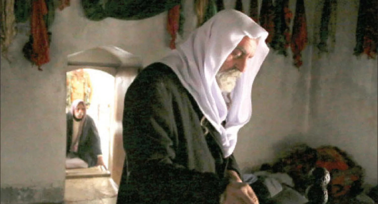 رجل دين إيزيدي داخل مزار «شرف الدين» قرب سنجار (أ.ب)