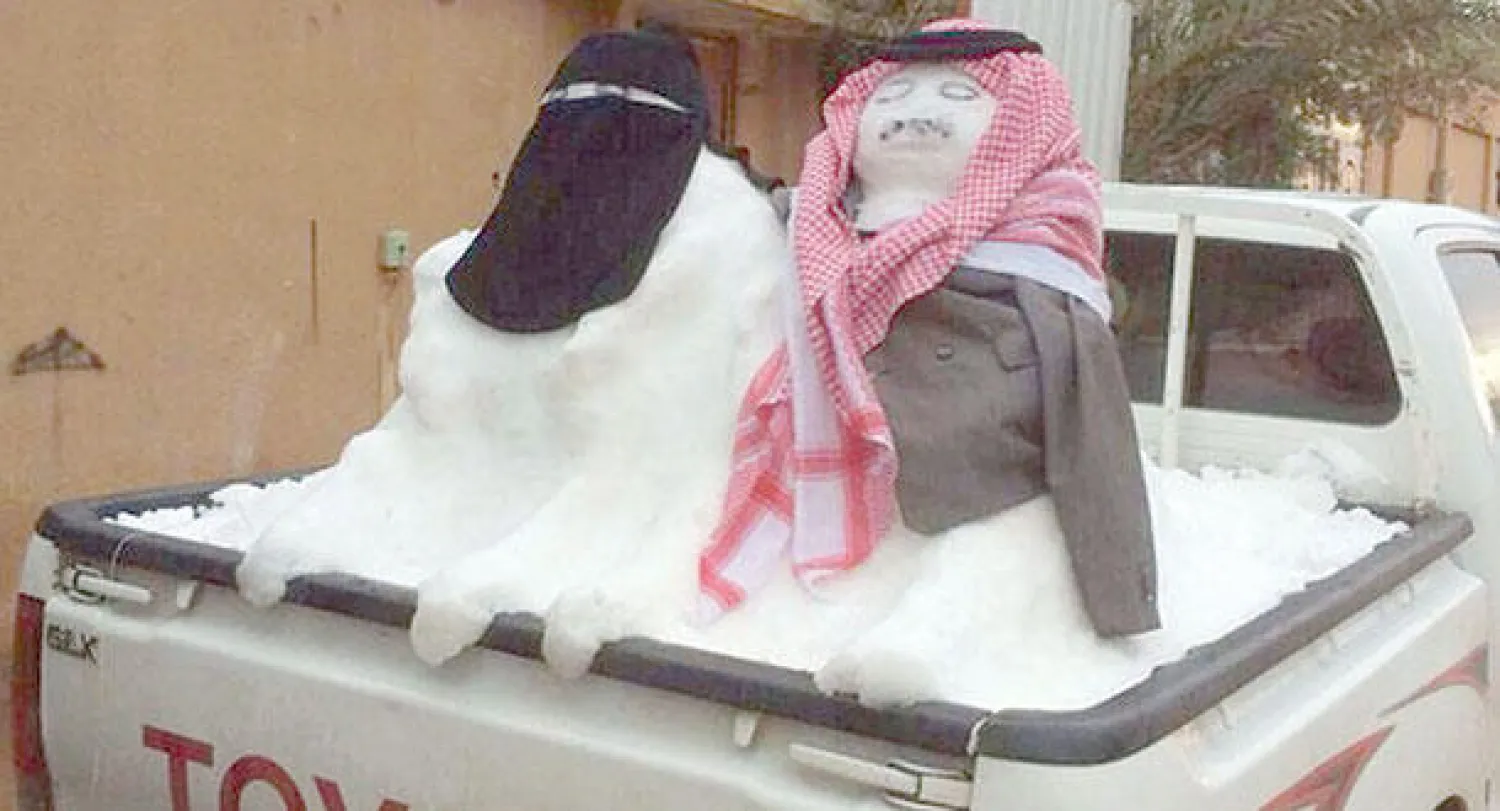 احتفل السعوديون في المناطق الشمالية بسقوط الثلج وصنعوا مجسمات من البيئة الشعبية (من مواقع التواصل الاجتماعي)