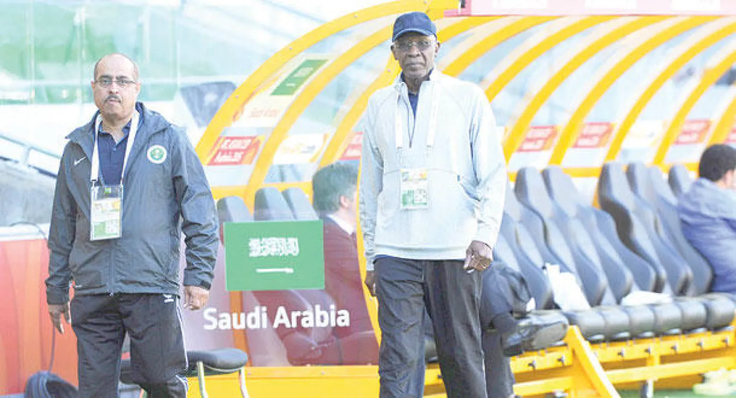 أحمد عيد خلال إشرافه على تحضيرات المنتخب السعودي في أستراليا