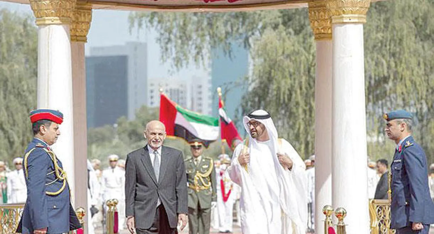 الشيخ محمد بن زايد ولي عهد أبوظبي لدى استقباله الرئيس الأفغاني في أبوظبي أمس (وام)