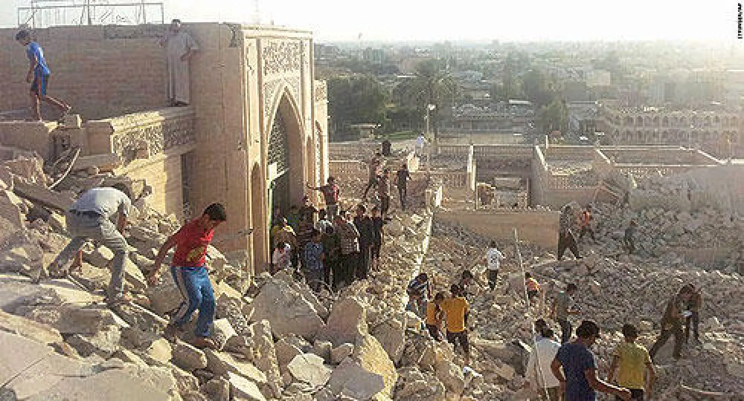 عراقيون يفتشون وسط أنقاض جامع النبي يونس في الموصل بعد أن فجّره {داعش} أواخر يوليو الماضي