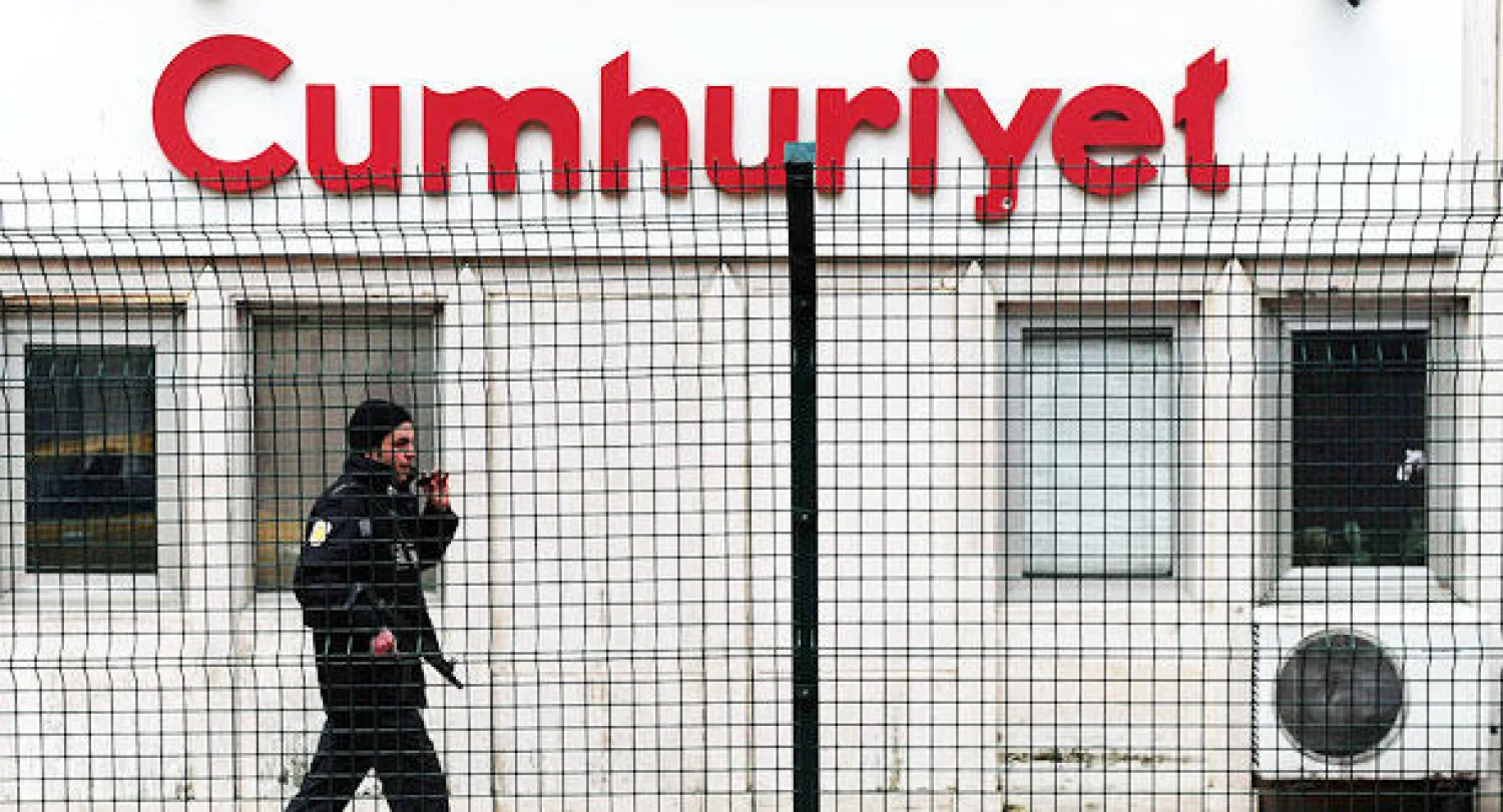 صحيفة تركية تنشر صفحات من عدد «إيبدو» الجديد