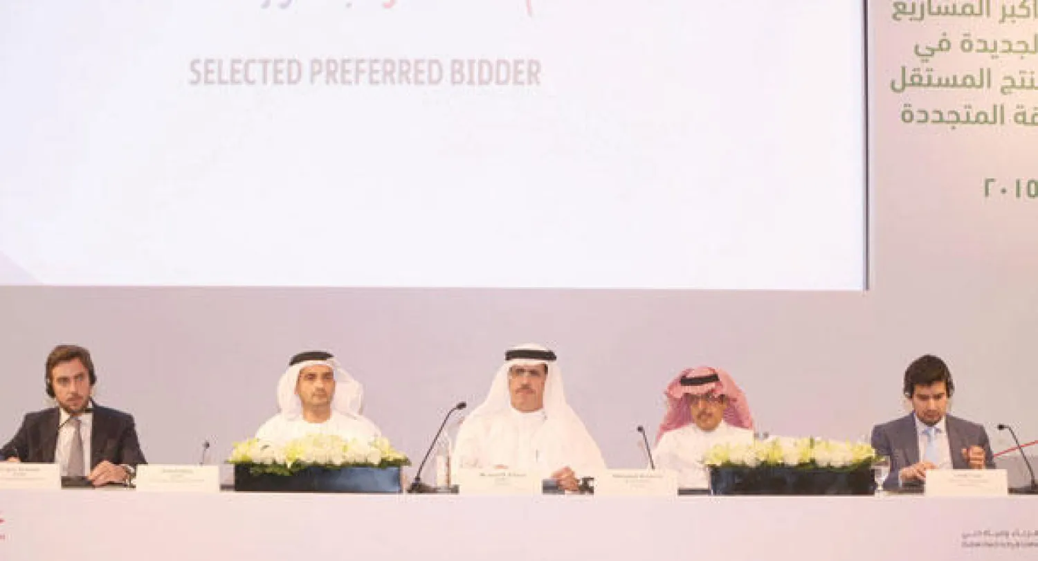 الطاير وأبونيان خلال المؤتمر الصحافي يوم أمس في دبي («الشرق الأوسط»)