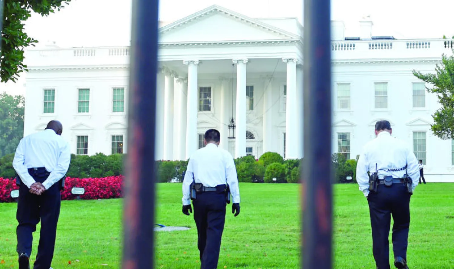 عناصر من جهاز الأمن الرئاسي يسيرون في حديقة البيت الأبيض في 20 سبتمبر 2014 (أ.ب)