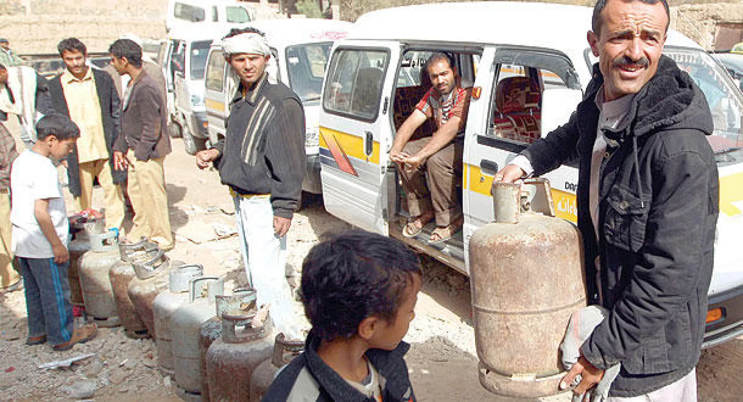 يمنيون مصطفون في انتظار دورهم لاقتناء حاويات الغاز للاستعمال المنزلي في صنعاء الأحد الماضي (أ.ف.ب)