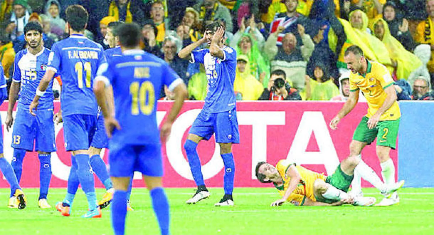 كريس هيرد يتألم على الأرض خلال مباراة أستراليا أمام الكويت (رويترز)