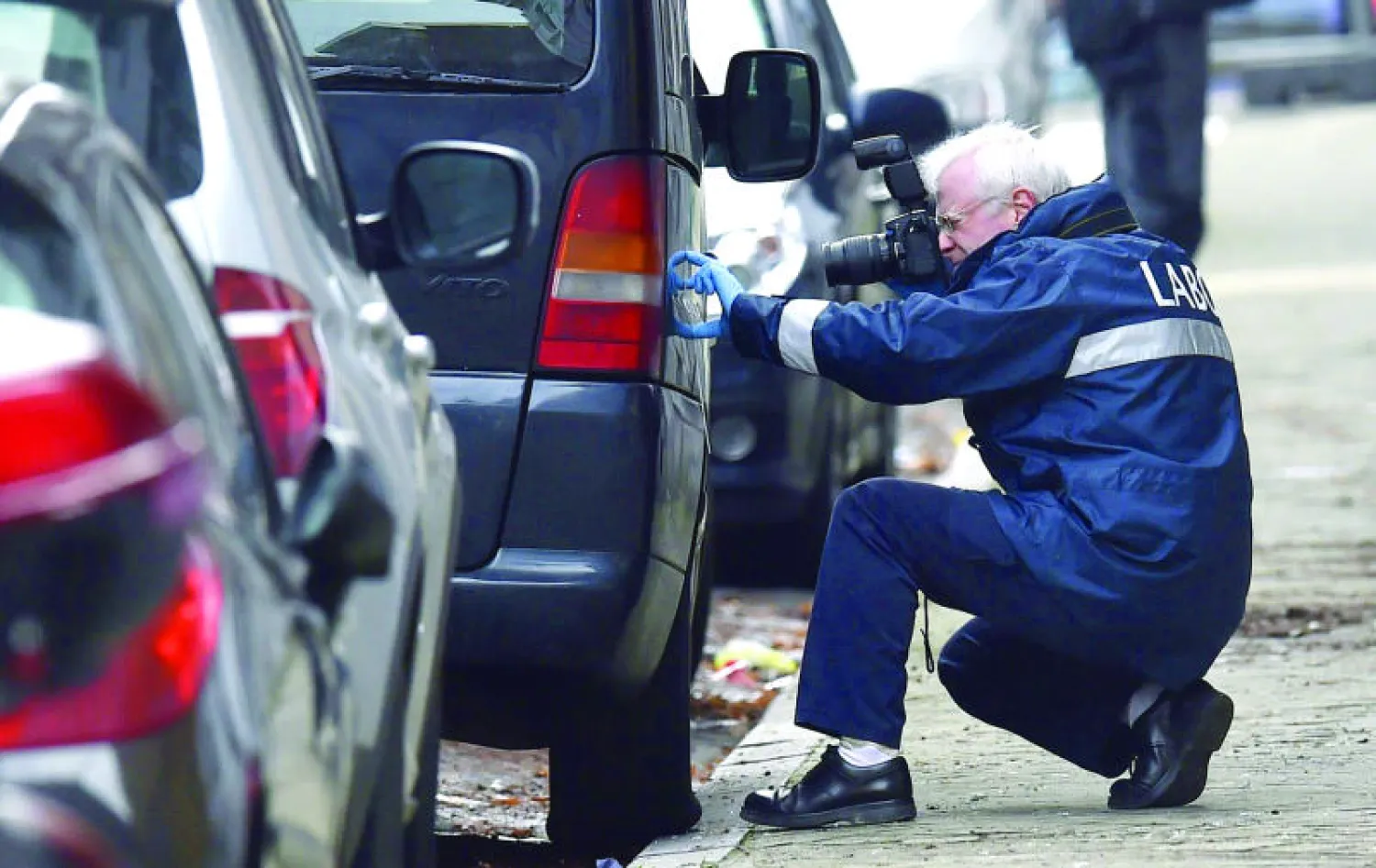 أحد رجال البحث الجنائي يفحص سيارة في مدينة فرفييه بشرق بلجيكا كانت الشرطة تبادلت النار مع ركابها أول من أمس (أ. ف.ب)