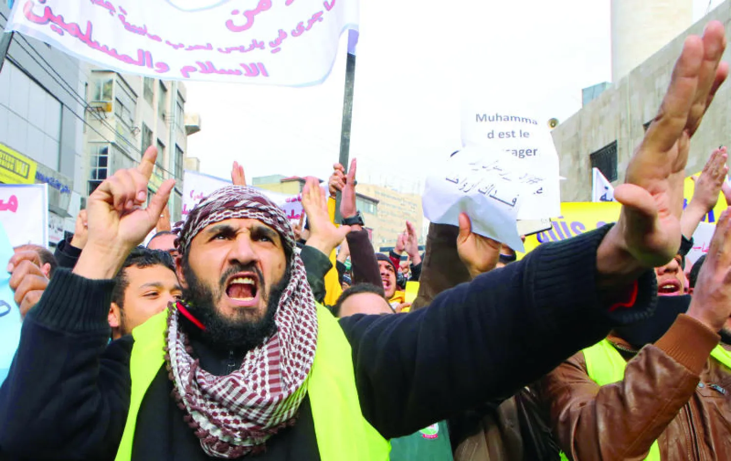 مظاهرة في العاصمة الأردنية عمان تندد بإعادة نشر الرسوم  الكاريكاتورية من قبل المجلة الفرنسية «شارلي إيبدو» أمس (أ.ب)