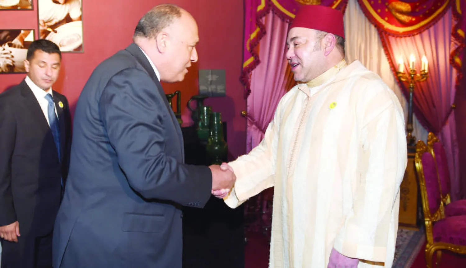 العاهل المغربي الملك محمد السادس خلال استقباله سامح شكري وزير الخارجية المصري في القصر الملكي بفاس أمس (ماب)