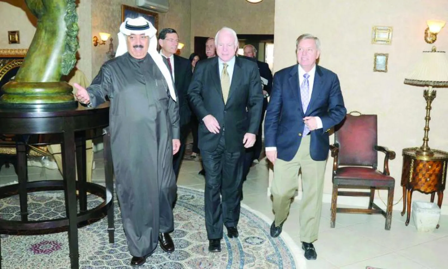 الأمير متعب بن عبد الله بن عبد العزيز خلال استقباله السيناتور جون ماكين ووفد مجلس الشيوخ الأميركي أمس (واس)