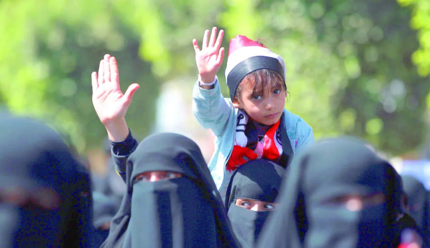 يمنيات خرجن في احتجاجات أمس ضد وجود الميليشيات المسلحة في صنعاء أمس (إ.ب.أ)