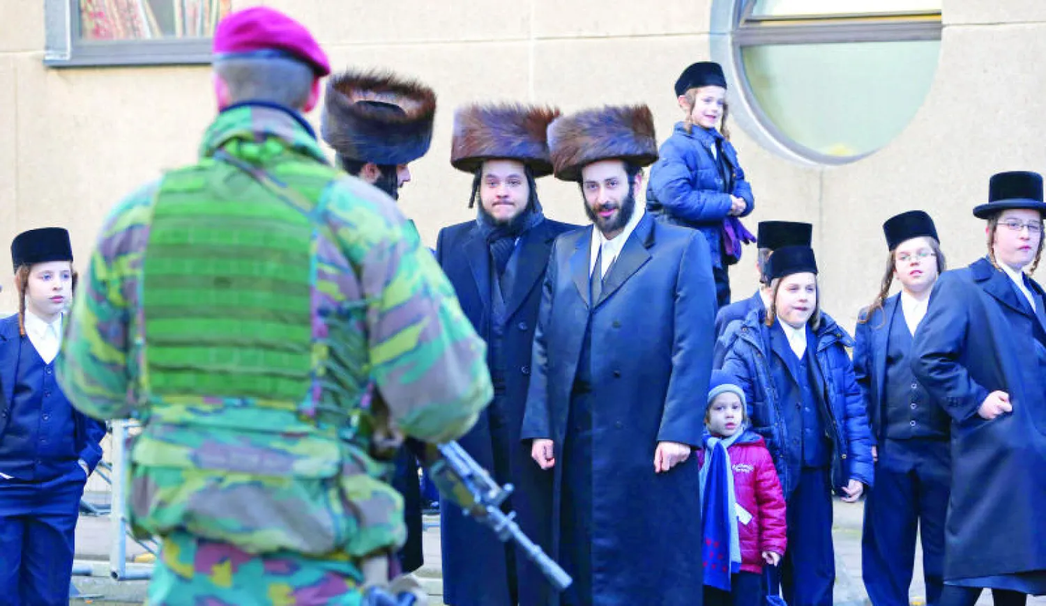 جنود من  قوات الجيش البلجيكي أمام مدرسة يهودية في أنتويرب ضمن الإجراءات الأمنية الجديدة  المطبقة بعد الهجمات الإرهابية التي شهدتها البلاد (رويترز)