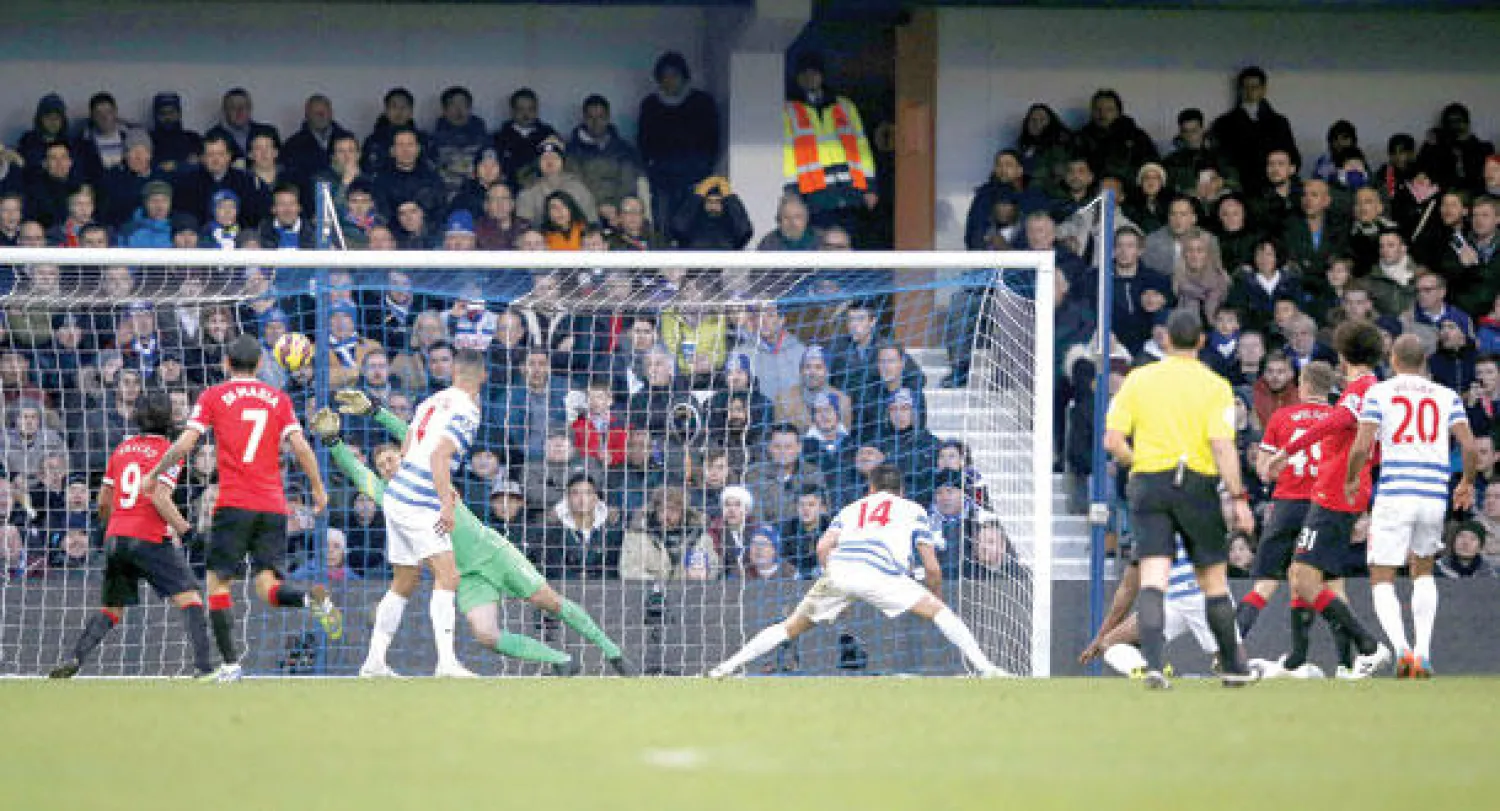 مروان فيلايني (الثاني من اليمين) يحرز هدف يونايتد الأول (أ.ف.ب)