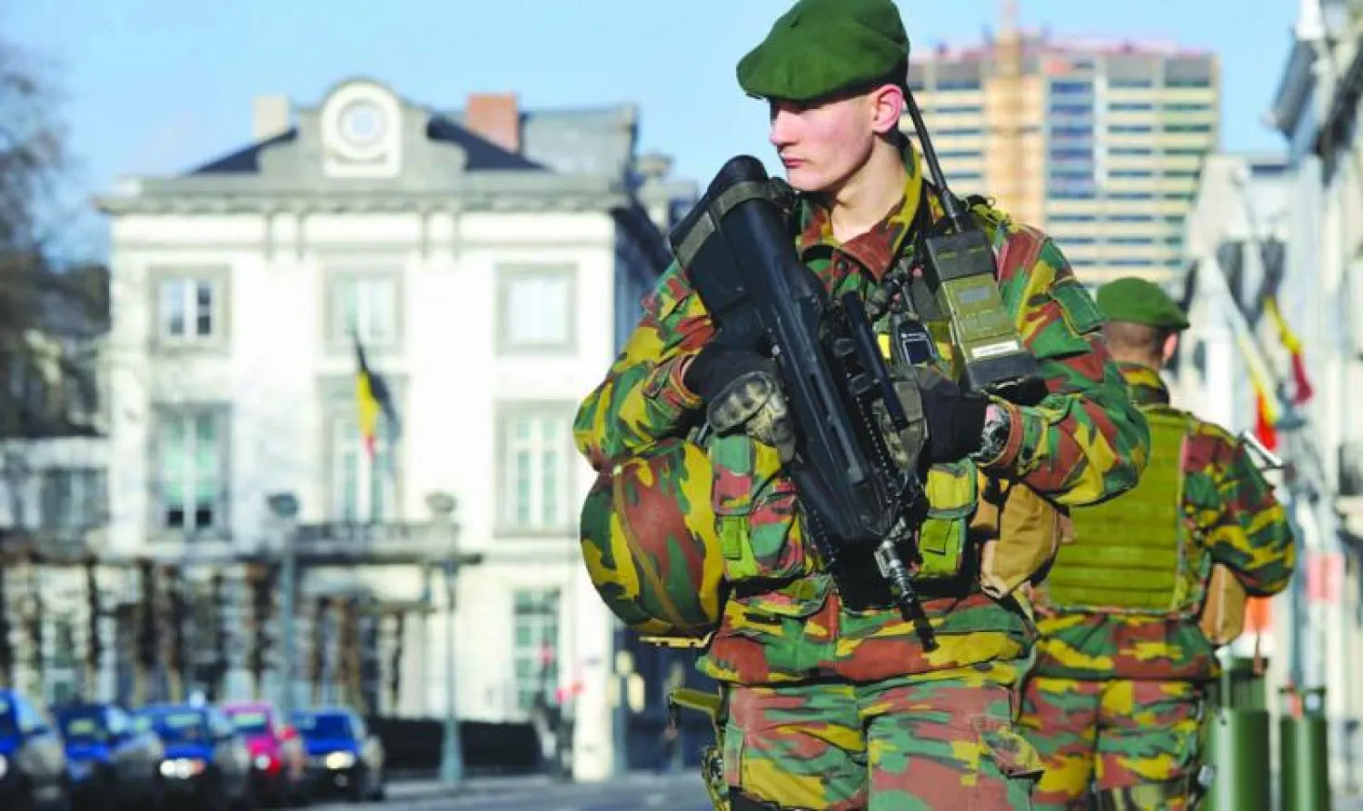 جنديان من الجيش البلجيكي يحرسان السفارة الأميركية في العاصمة بروكسل أمس (رويترز)