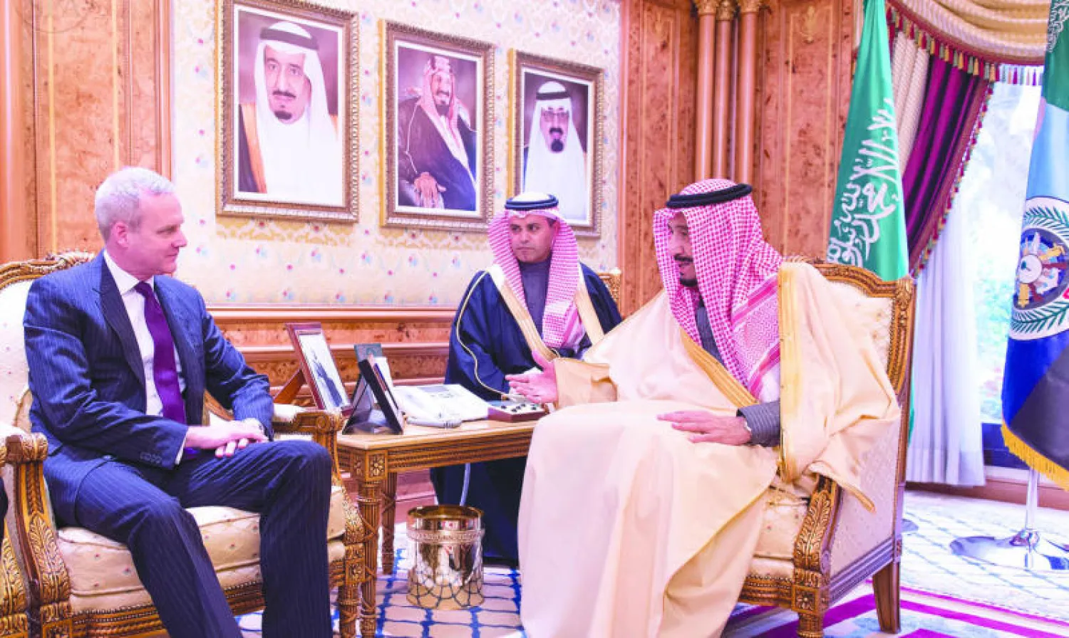 الأمير سلمان بن عبد العزيز ولي العهد السعودي لدى لقائه أمس في الرياض السفير الألماني الجديد المعين لدى السعودية (واس)