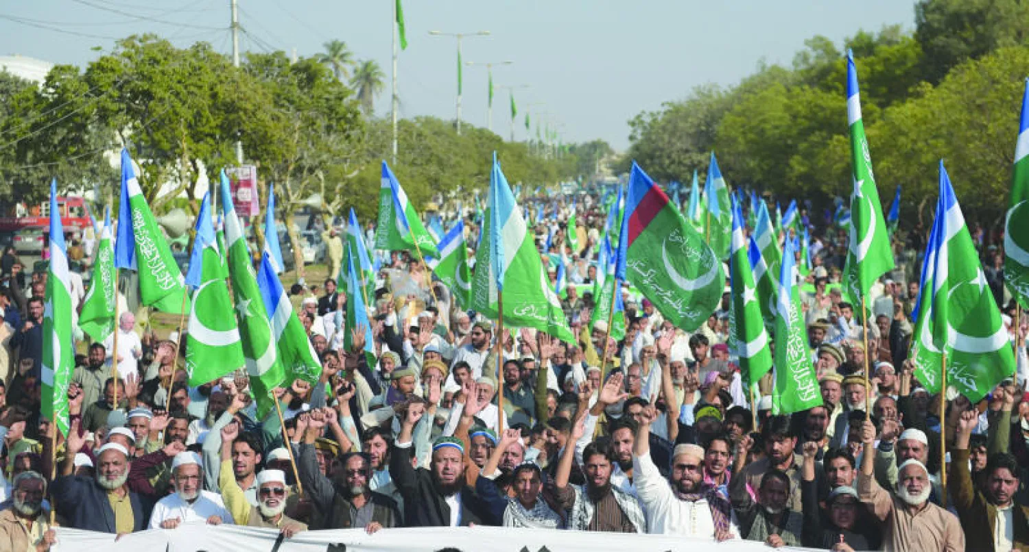 مظاهرة ضد الرسوم المسيئة في كراتشي نظمها جماعة الدعوة بقيادة زعيم الجماعة حافظ سعيد شارك فيها عشرات الآلاف من الباكستانيين في الوقت الذي جرت فيه مظاهرات واحتجاجات مماثلة في بيشاور ولاهور والعاصمة كابل وفي النيجر (أ.ف.ب)