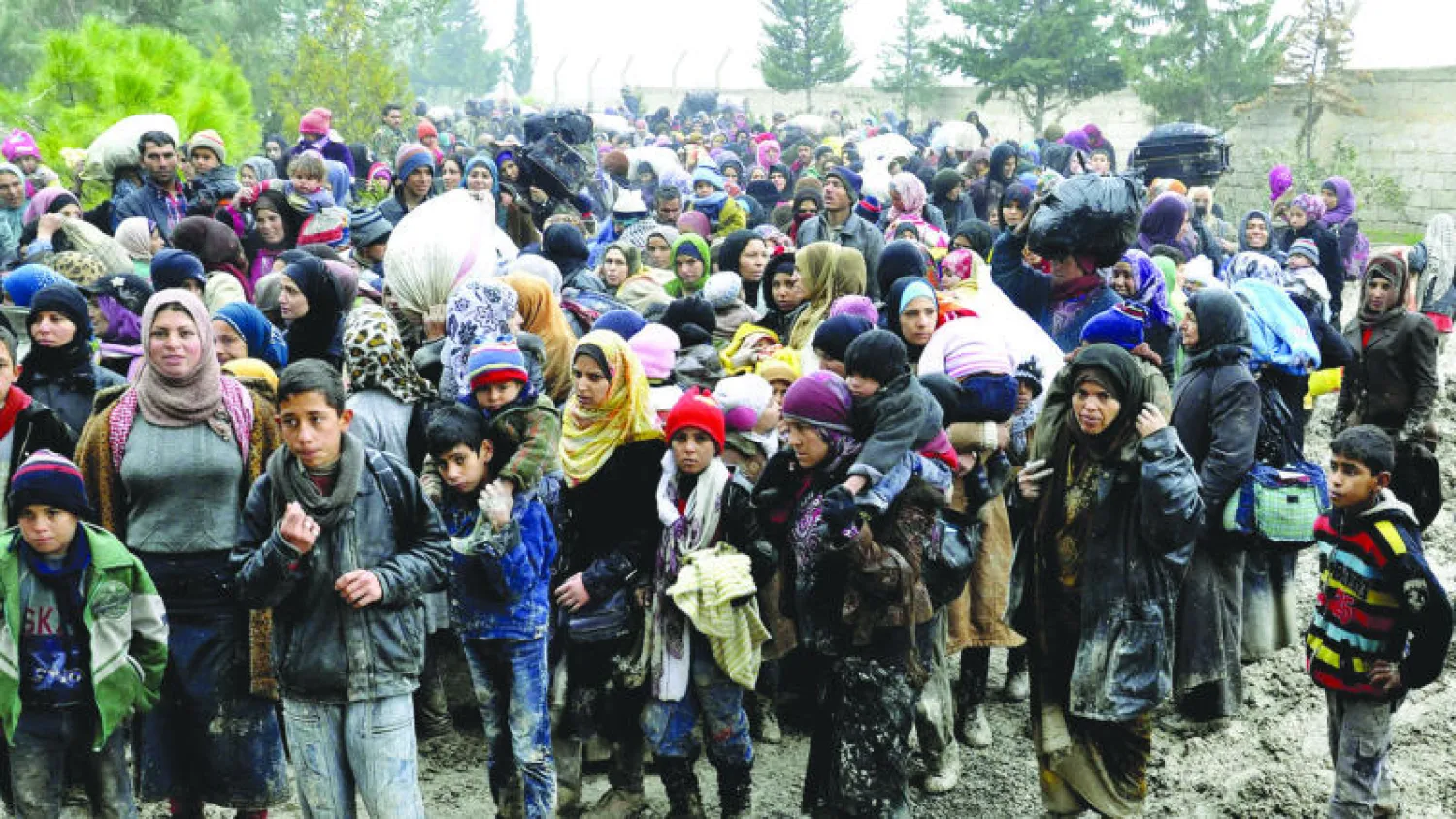 صورة وزعتها وكالة سانا للأنباء الرسمية أمس لخروج 1200 من المدنيين المحاصرين من قبل النظام من الغوطة الشرقية أمس (إ ب.أ)