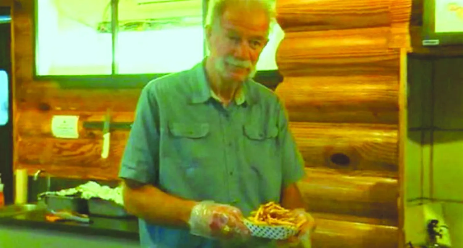 تيري جونز وهو يبيع البطاطا ({واشنطن بوست})