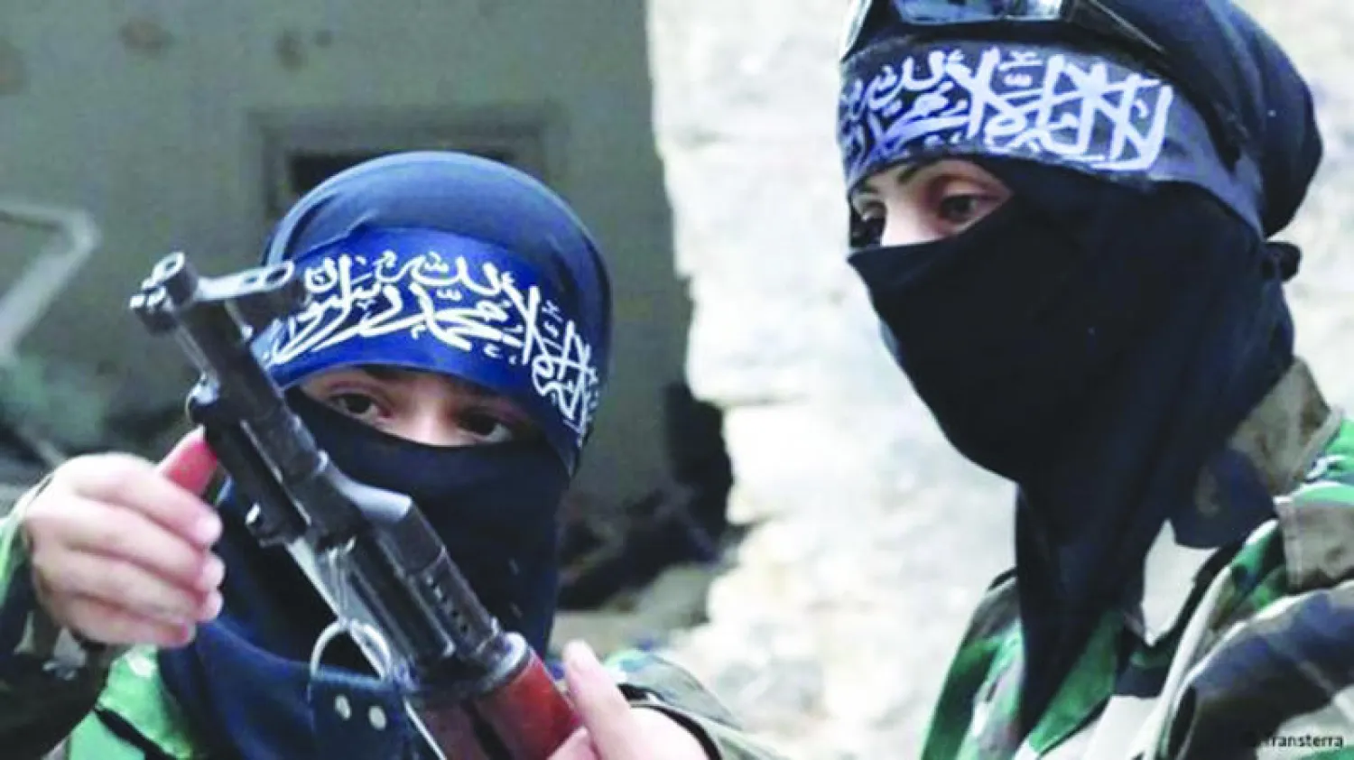 نساء من داعش أثناء التدريب على السلاح («الشرق الأوسط»)