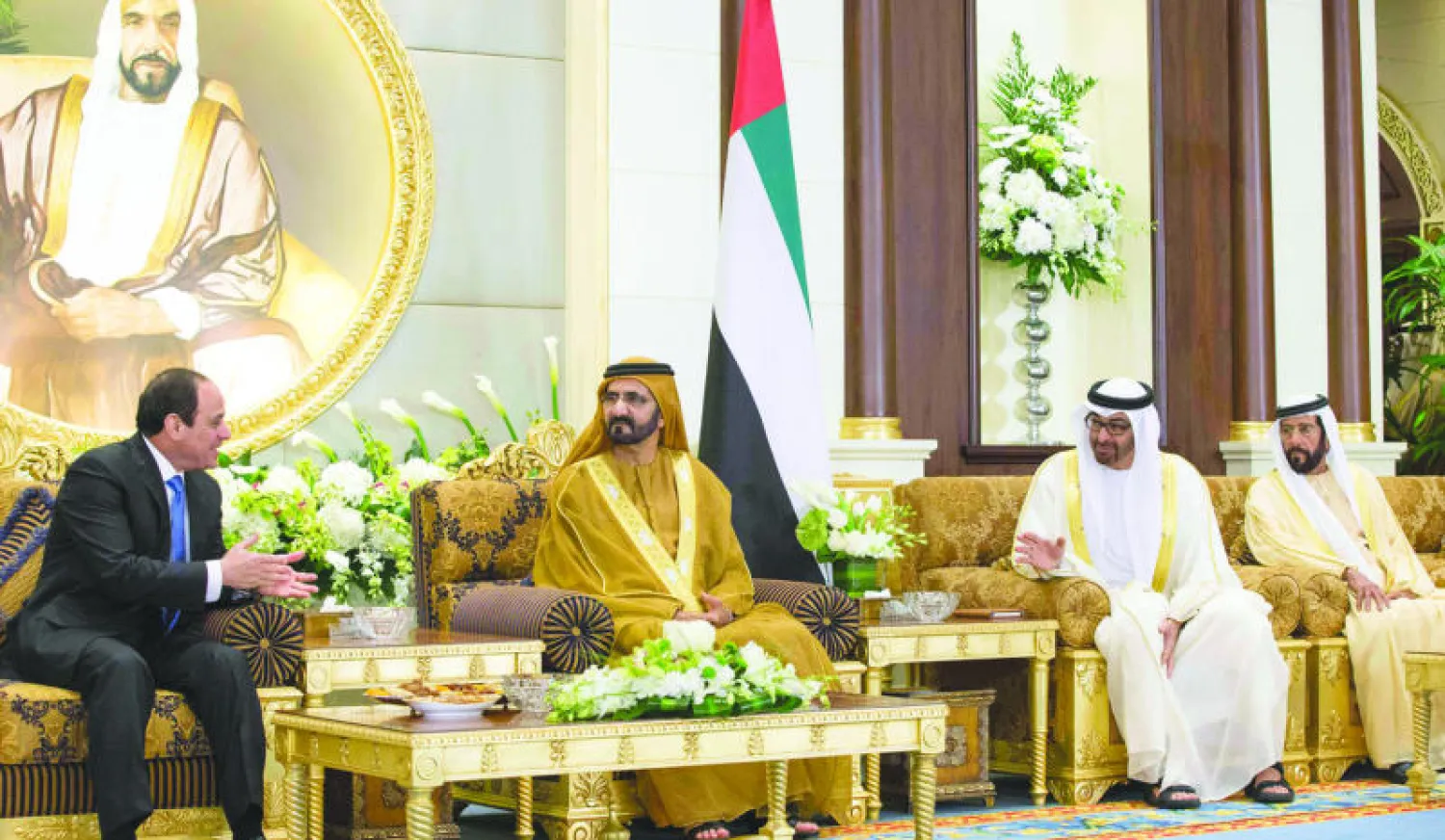 الشيخ محمد بن راشد والشيخ محمد بن زايد خلال استقبال الرئيس عبد الفتاح السيسي في أبوظبي أمس (رويترز)