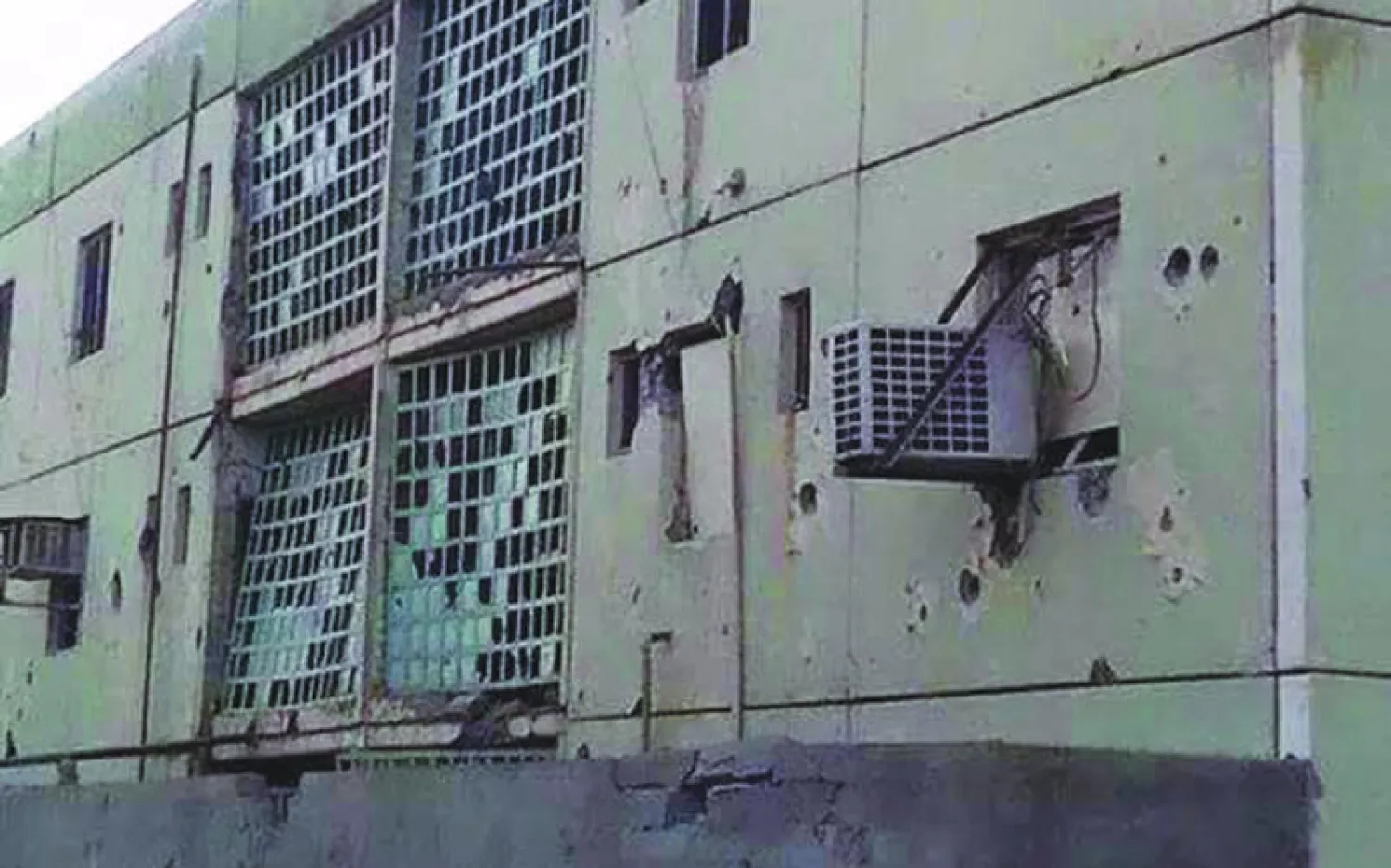 مدرسة بمدينة الرمادي تبدو عليها آثار المواجهات المسلحة («الشرق الأوسط»)