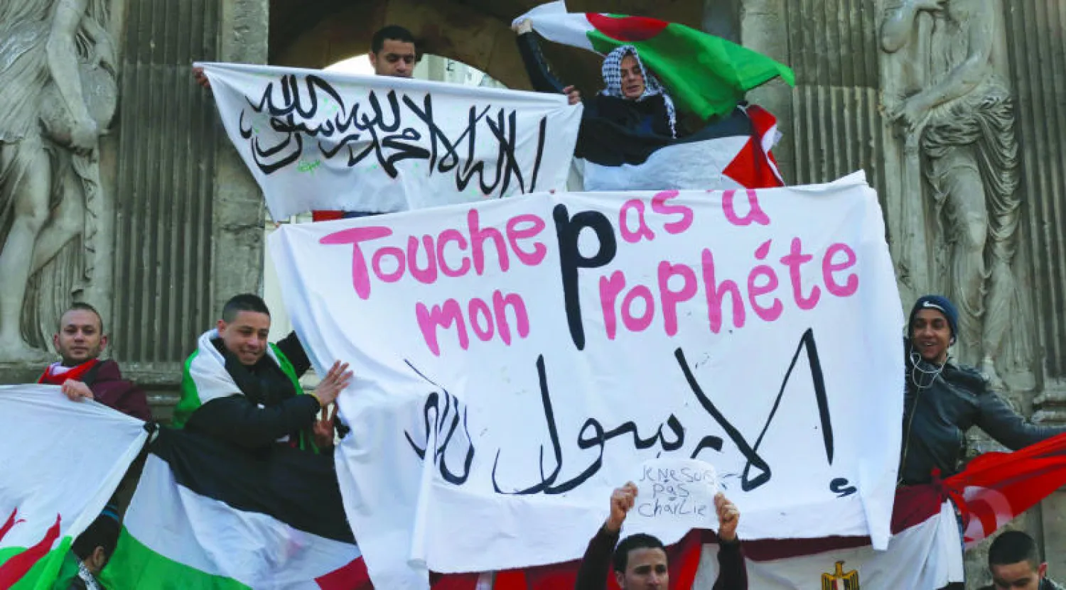 مظاهرة للشباب المسلم في وسط العاصمة باريس طالبت باحترام الدين الإسلامي وحملت لافتات تقول: «إلا رسول الله».. وأكدت أيضا معارضتها للإرهاب أمس (رويترز)