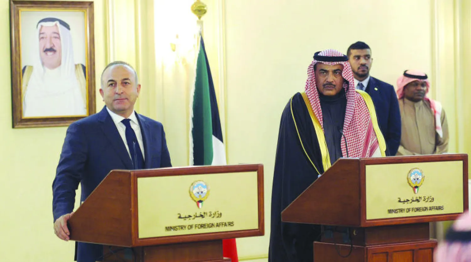 وزيرا خارجية الكويت وتركيا في مؤتمر صحافي بعد لقائهما في الكويت أمس (أ.ف.ب)