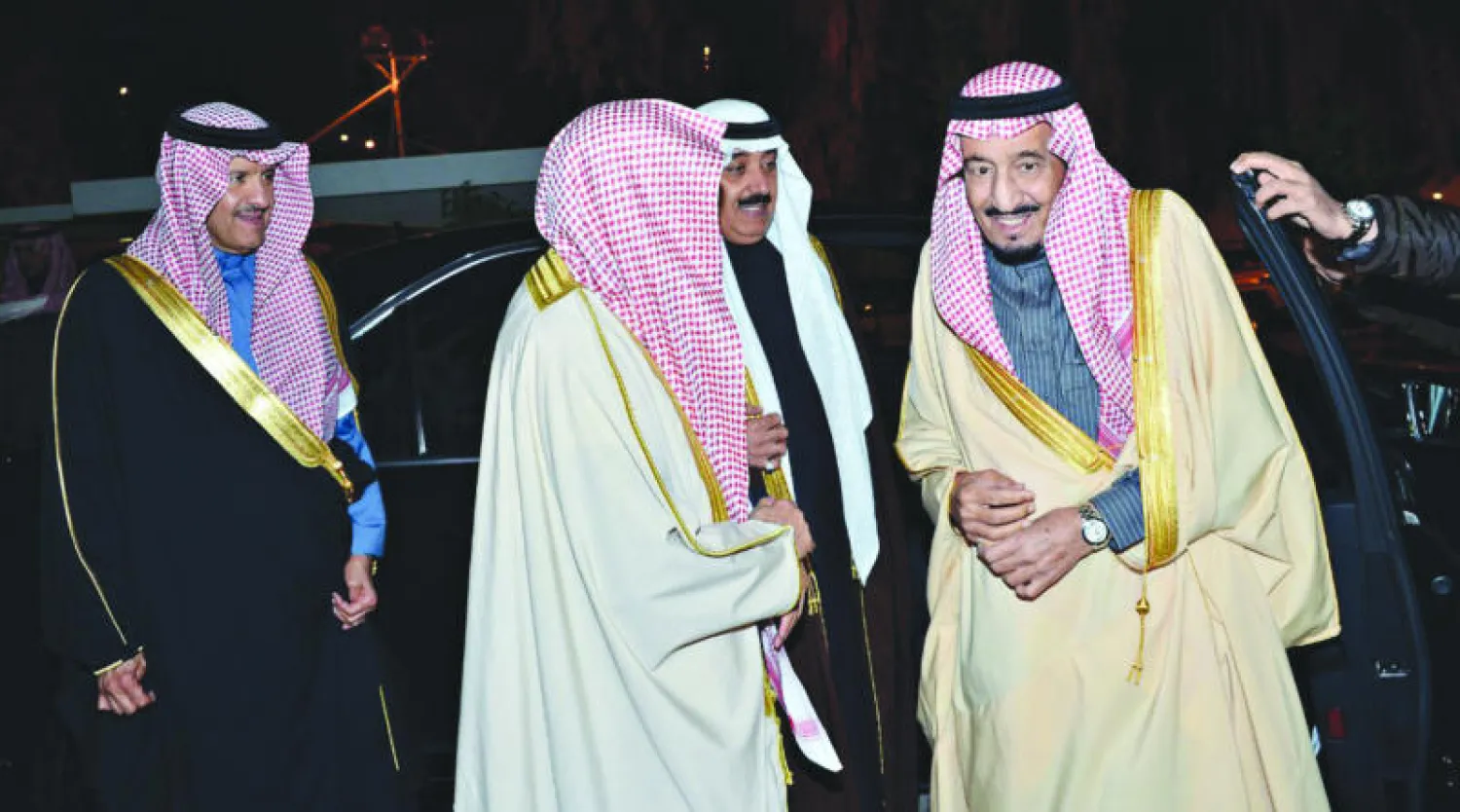 الأمير سلمان بن عبد العزيز ولي العهد السعودي لدى وصوله إلى المدينة الطبية ويبدو الأمير متعب بن عبد الله والأمير سلطان بن سلمان (واس)