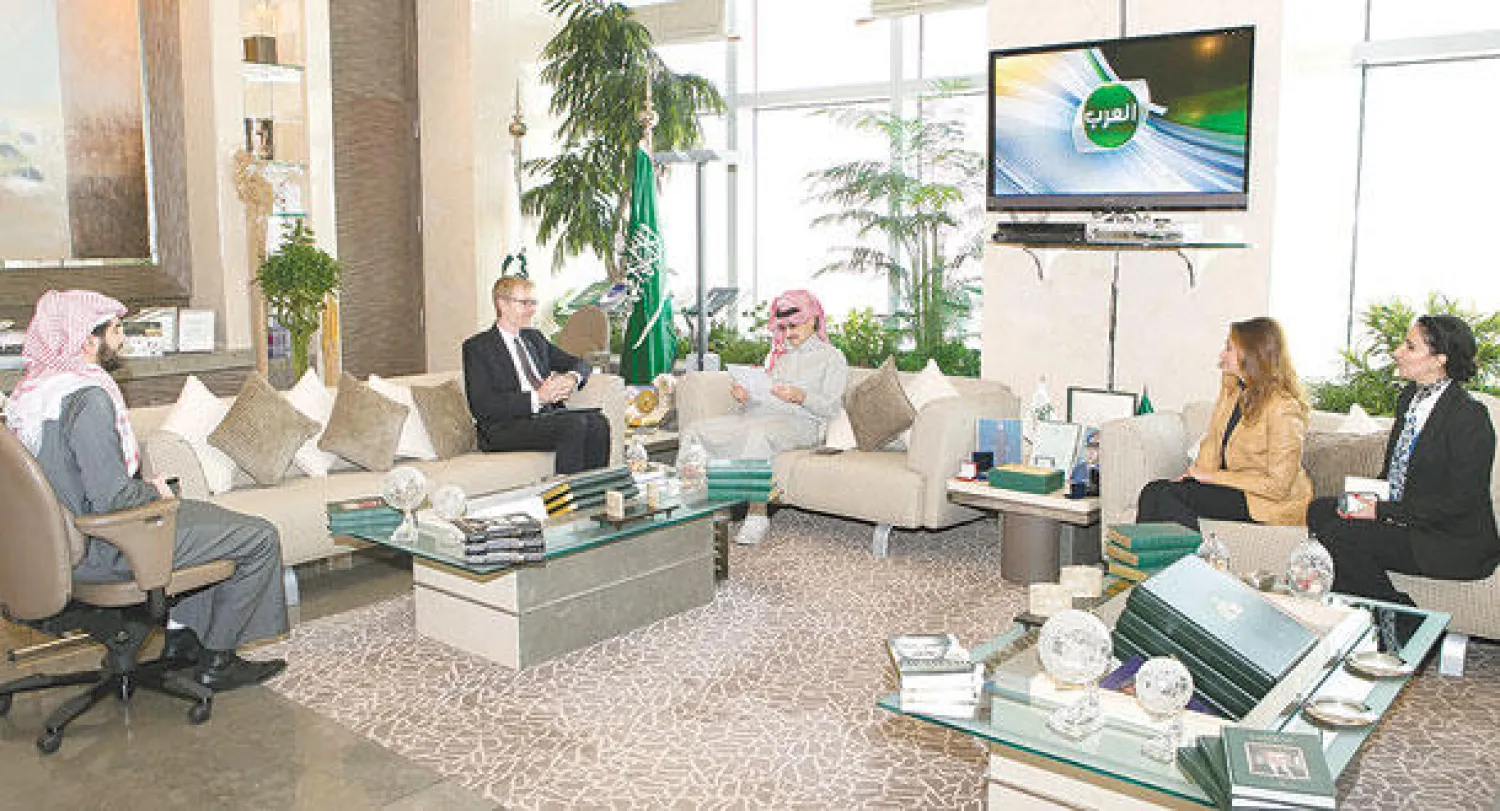 الوليد بن طلال في مكتبه بالرياض مع السفير أولي فريجس مادسن