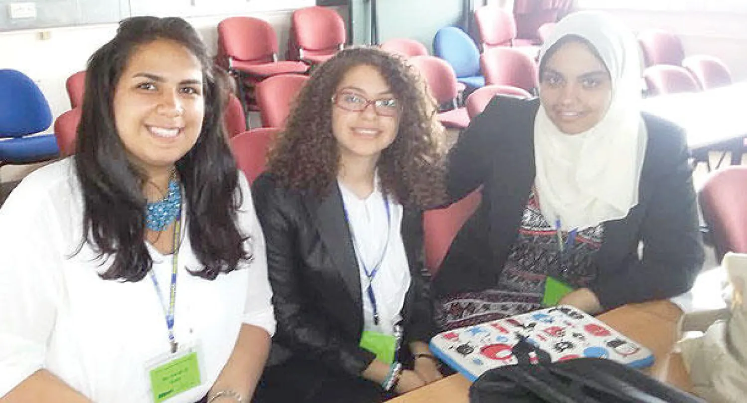 سارة القاضي ومي خاطر وميريهان الحفناوي الفائزات بجائزة أفضل ورقة بحثية في مؤتمر إمبريال كوليدج («الشرق الأوسط»)