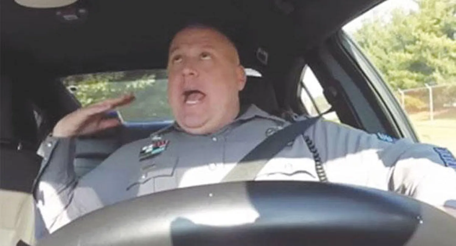 الشرطي يغني «شيك إت أوف»