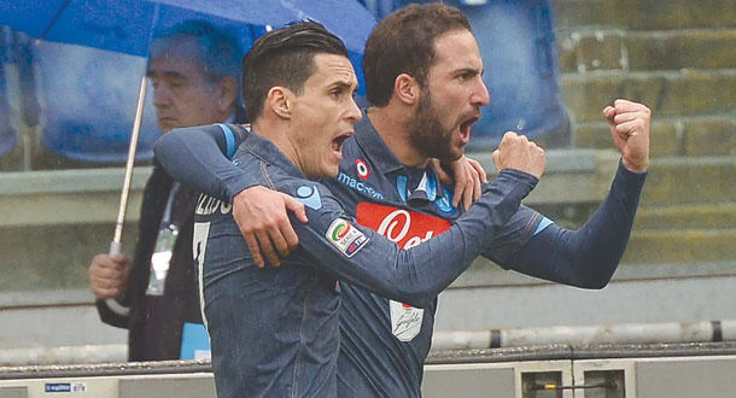هيغواين نجم نابولي (يمين) يحتفل بهدفه مع زميله ميجيل (أ.ف.ب)
