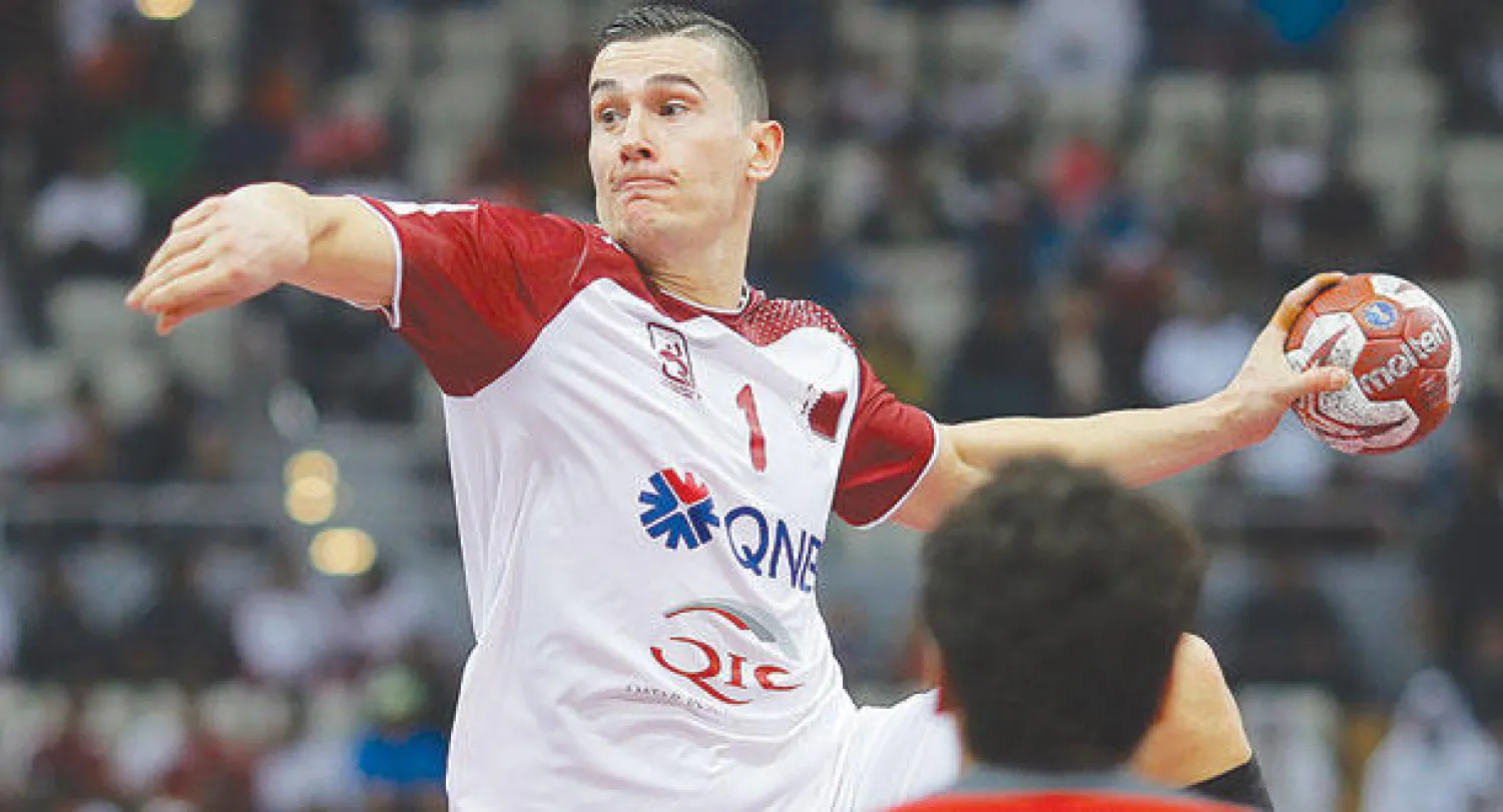 ماركوفيتش لاعب منتخب قطر يصوب نحو مرمى تشيلي (إ.ب.أ)