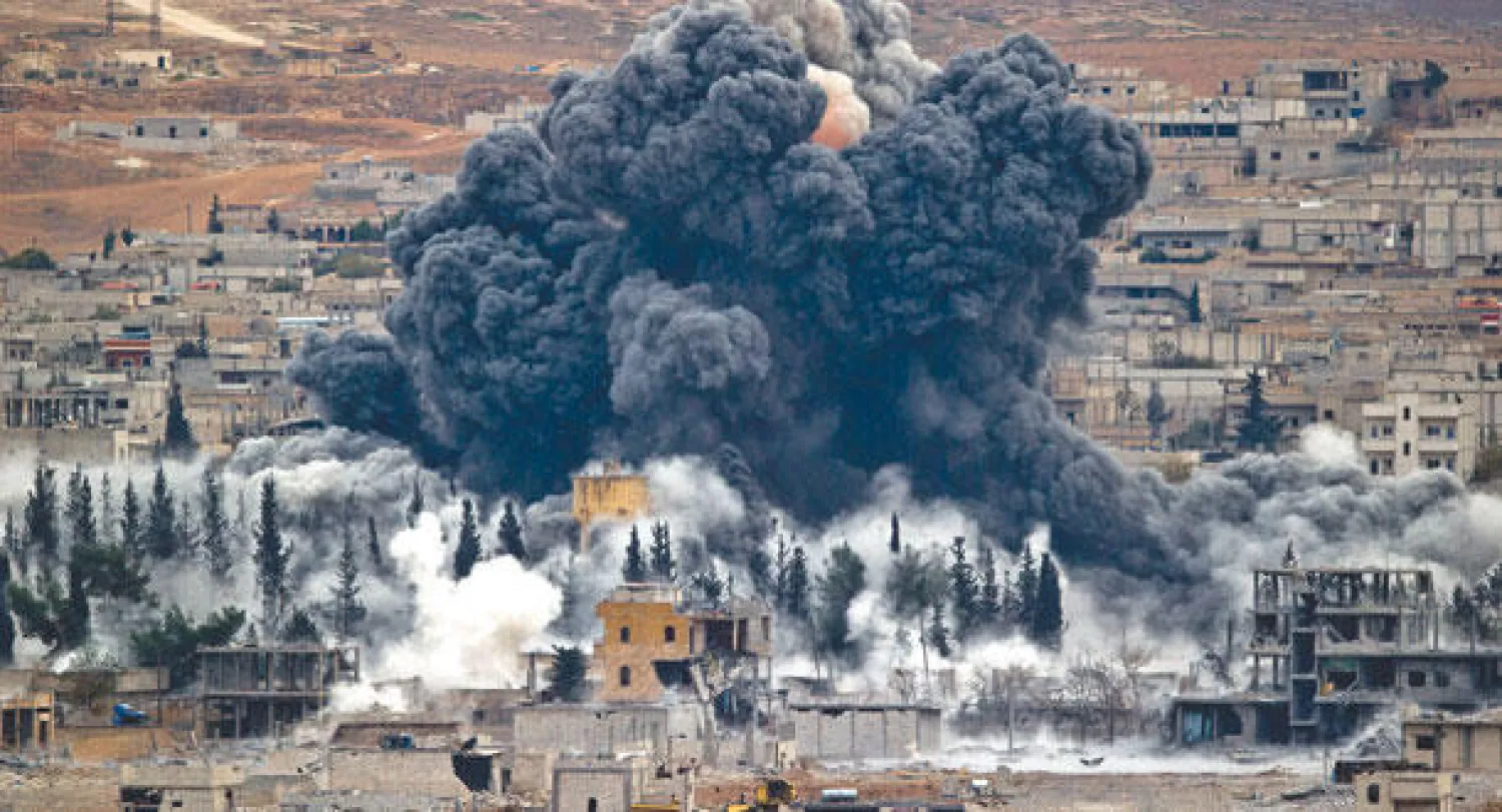 تنظيم داعش يفقد قوته في المعارك الجارية.. صورة أرشيفية لضربات التحالف الدولي نوفمبر الماضي في كوباني (أ.ب)