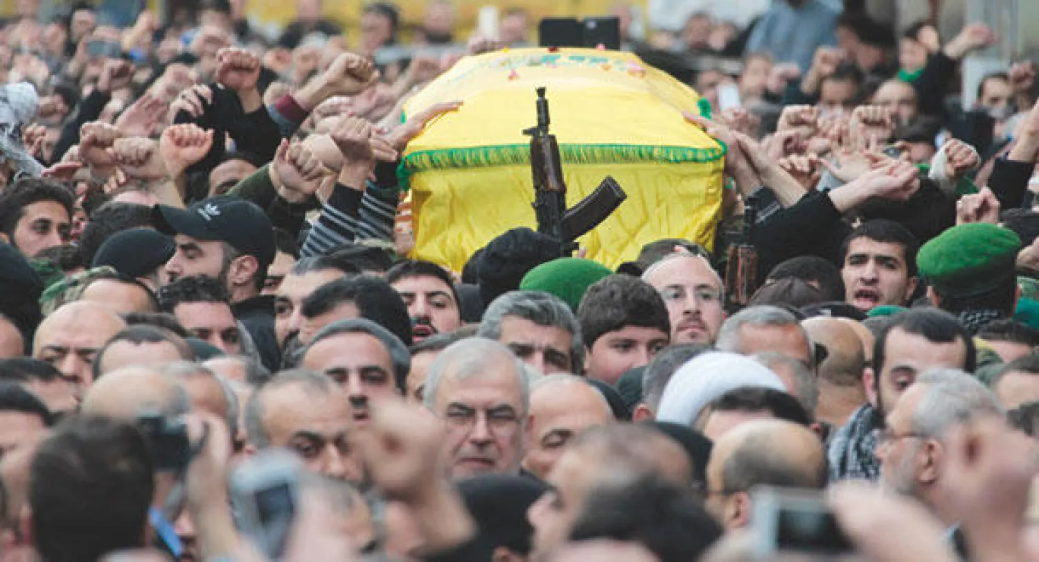 أعضاء من حزب الله يحملون جثمان جهاد مغنية خلال تشييعه أمس في بيروت (رويترز)