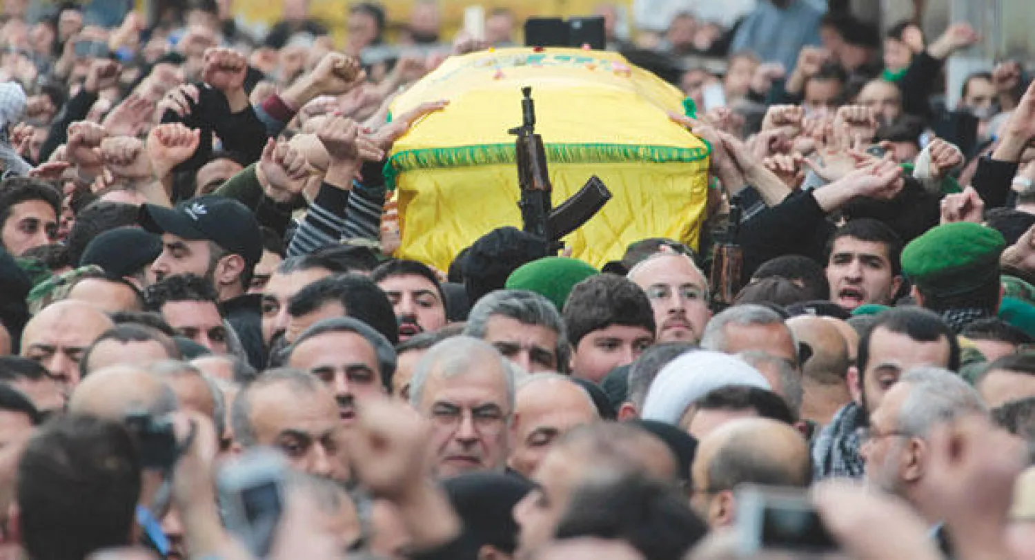 أعضاء من حزب الله يحملون جثمان جهاد مغنية خلال تشييعه أمس في بيروت (رويترز)