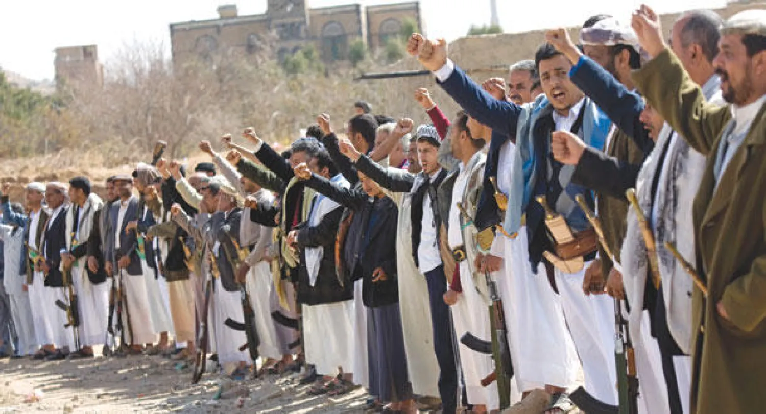 مسلحون حوثيون يرددون هتافات قرب القصر الرئاسي في صنعاء أمس (أ.ب)