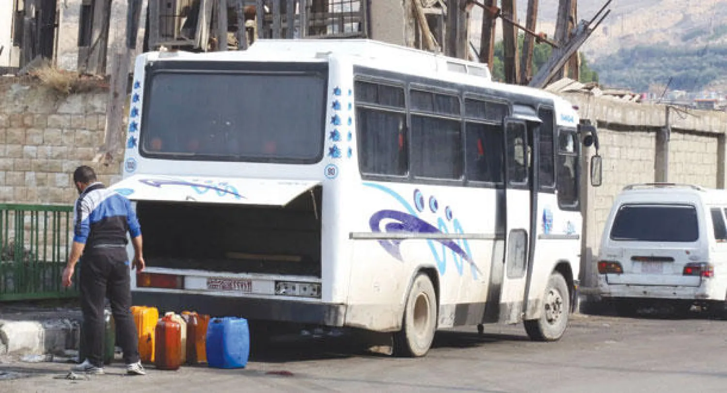 بات الحصول على المحروقات يتطلب انتظار ساعات ضاعفها رفع السلطات السورية للأسعار (إ.ب.أ)