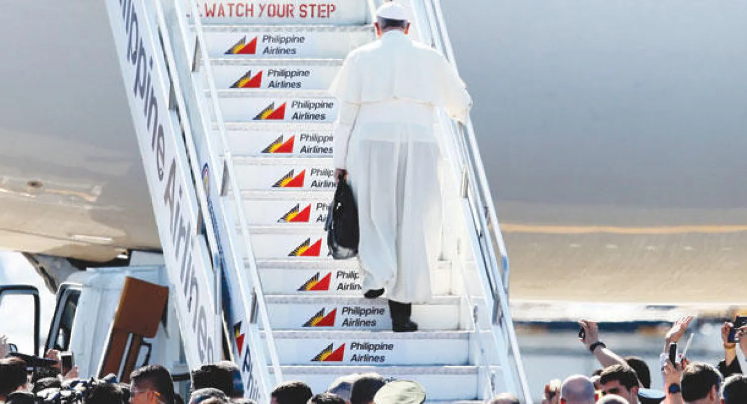 البابا لدى صعوده الطائرة في قاعدة فيلامور بجنوب مانيلا في ختام جولته الآسيوية أمس (إ.ب.أ)