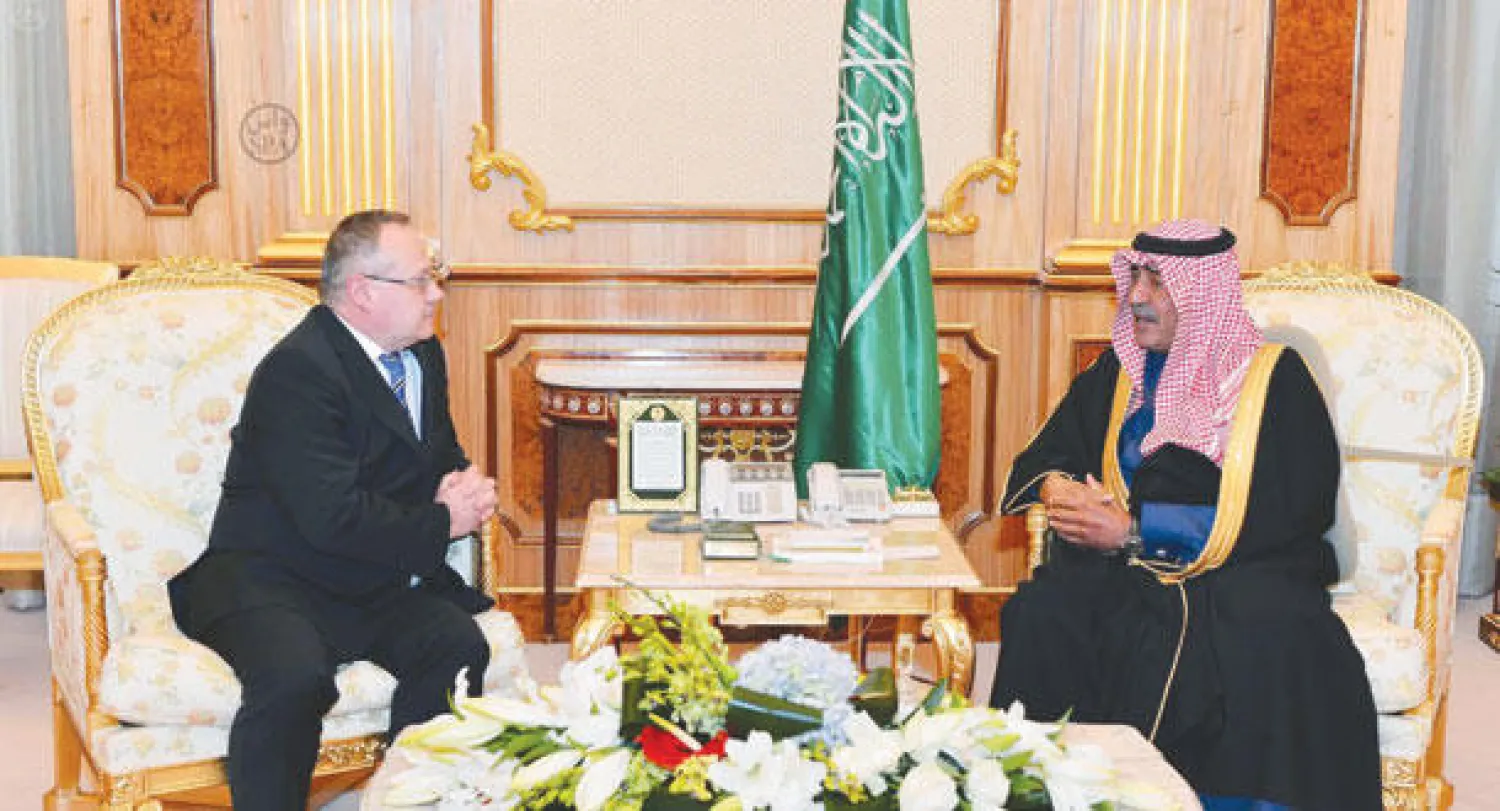 الأمير مقرن بن عبد العزيز لدى لقائه السفير المجري المعين حديثا لدى السعودية (واس)