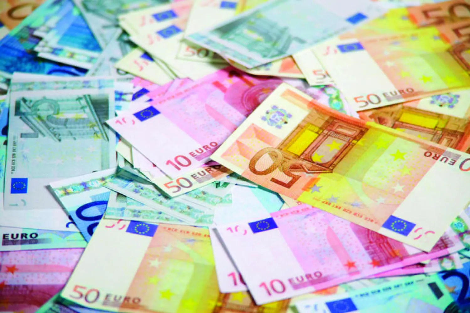 اليورو قرب أقل مستوى له في 11 عاما وشركات الفوركس تتكبد خسائر فادحة