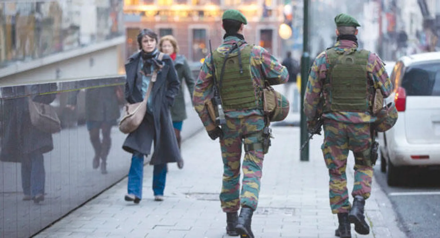 جنديان بلجيكيان يراقبان الوضع قرب مقار الاتحاد الأوروبي ببروكسل حيث كان وزراء خارجية دول الاتحاد مجتمعين أمس (ا.ب)