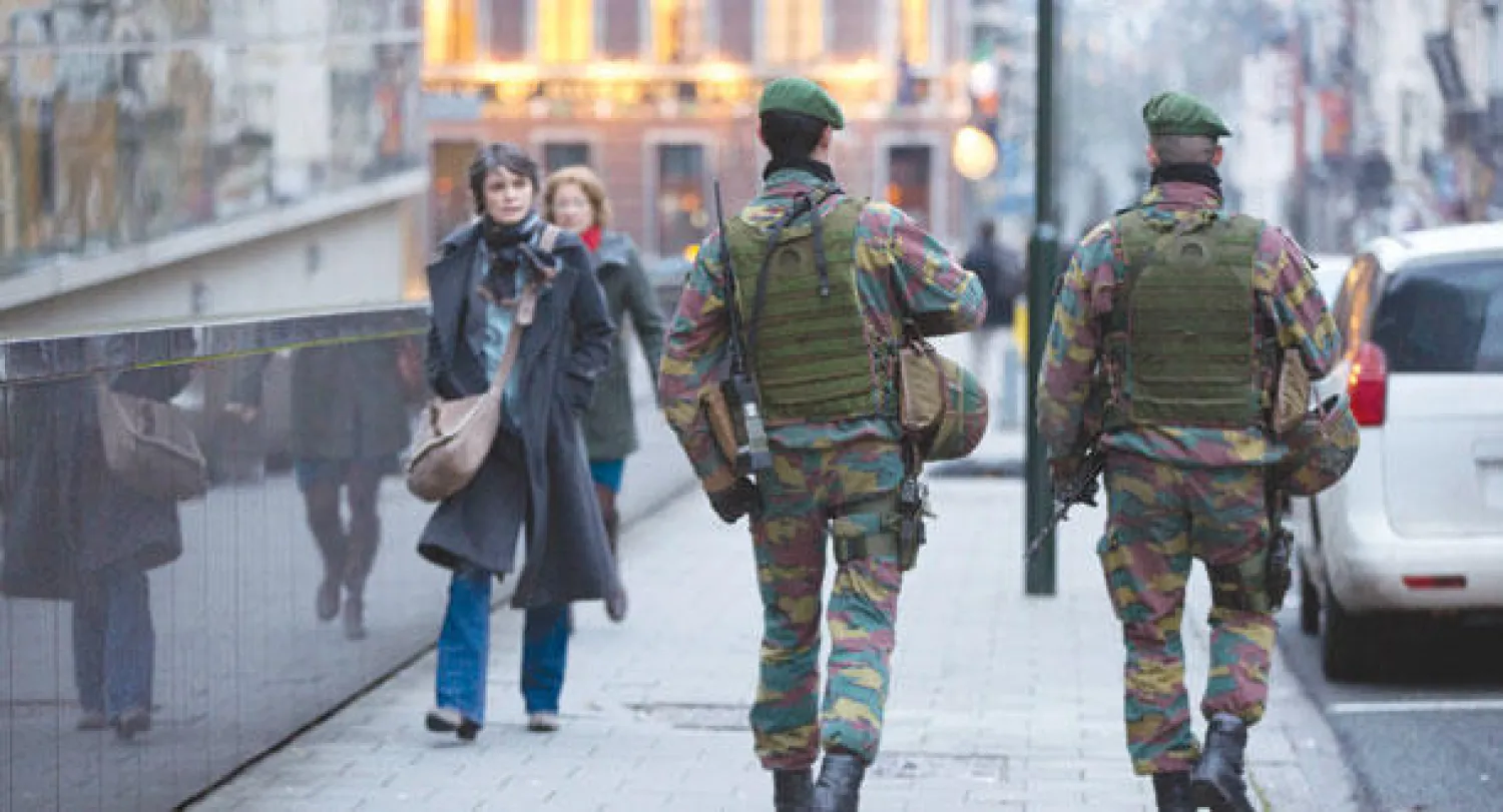 جنديان بلجيكيان يراقبان الوضع قرب مقار الاتحاد الأوروبي ببروكسل حيث كان وزراء خارجية دول الاتحاد مجتمعين أمس (ا.ب)