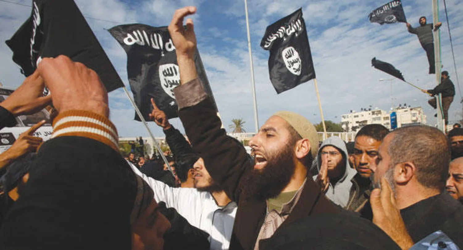 متظاهرون أمام المركز الثقافي الفرنسي في غزة ضد الرسوم المسيئة للإسلام أمس (رويترز)