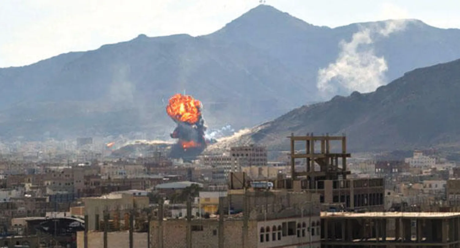 دخان يتصاعد من انفجار كبير خلال الاشتباكات العنيفة بين الحرس الرئاسي والحوثيين في صنعاء أمس (إ.ب.أ)